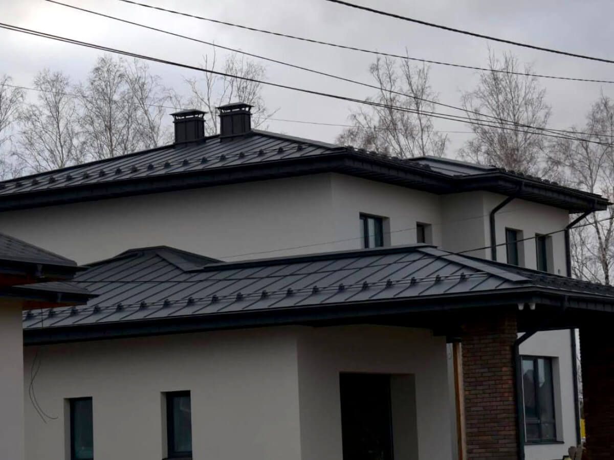 Дом с фальцевой кровлей